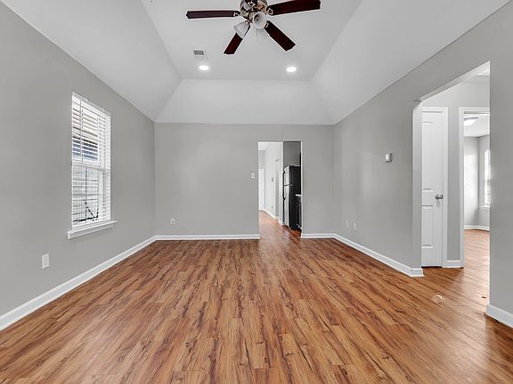 4th image of 1322 Larkin Ave