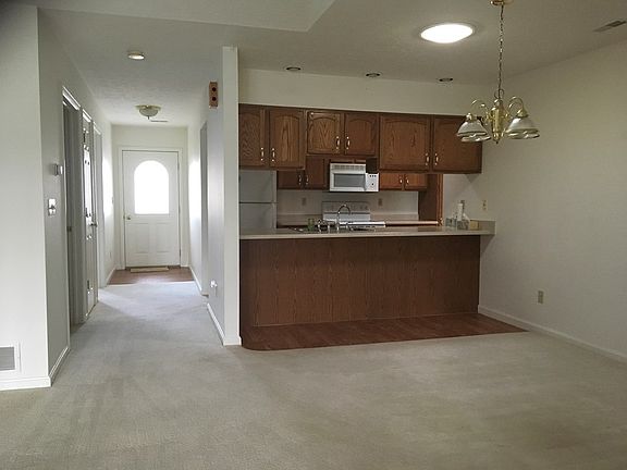 4th image of 833 Oakbrook Dr Unit B