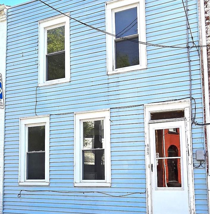 1st image of 439 E Strawberry St
