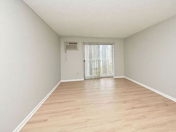 4th image of 2419 Ohio Ave APT 20