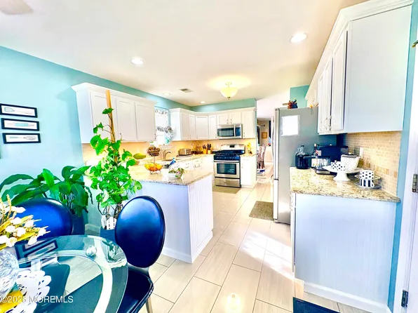 16 Round Valley Court, Lakewood, NJ 08701