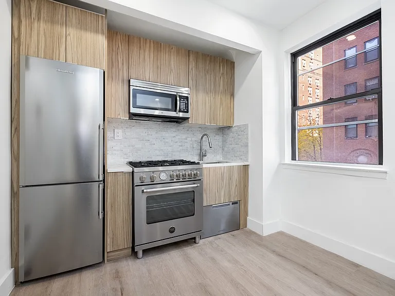 138 E 38th St #D8 — Photo 4