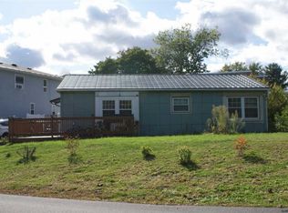 8 Lakeshore Dr, Rensselaer, NY 12144