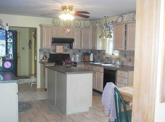 Country Eat-in Kitchen 