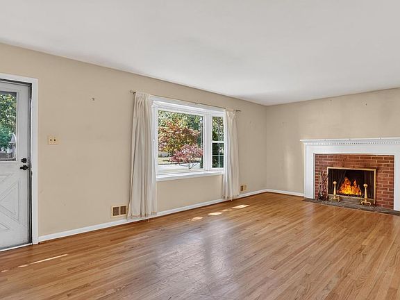 3rd image of 309 Balsam Dr