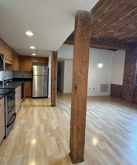 147 Centre St — Photo 2
