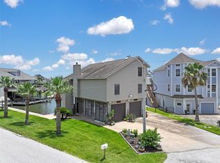 214 Easterly Dr, Tiki Island, TX 77554