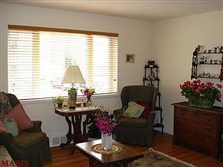 3rd image of 221 Monclay Ct APT 1N