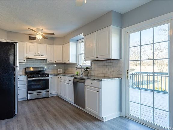 5th image of 138 Rockwell Ave