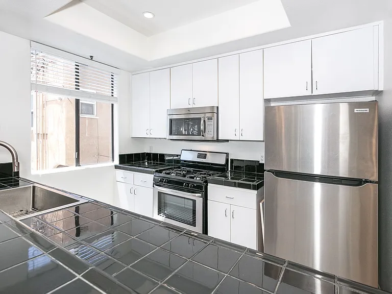 906 S Wooster St — Photo 13