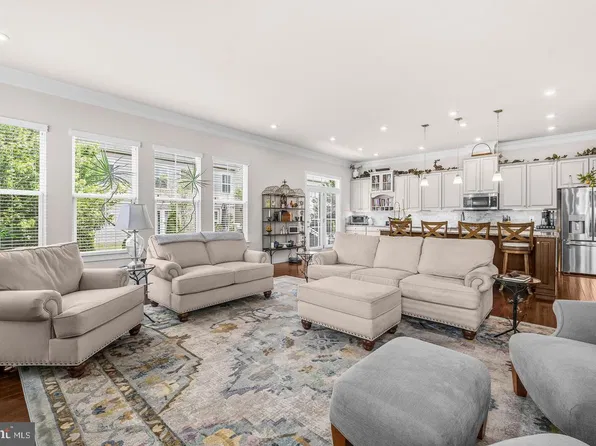 106 Fringetree Ct, Lake Frederick, VA 22630
