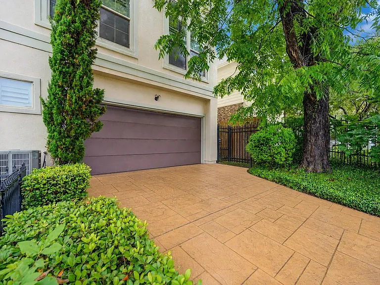 6302 Prague St — Photo 40
