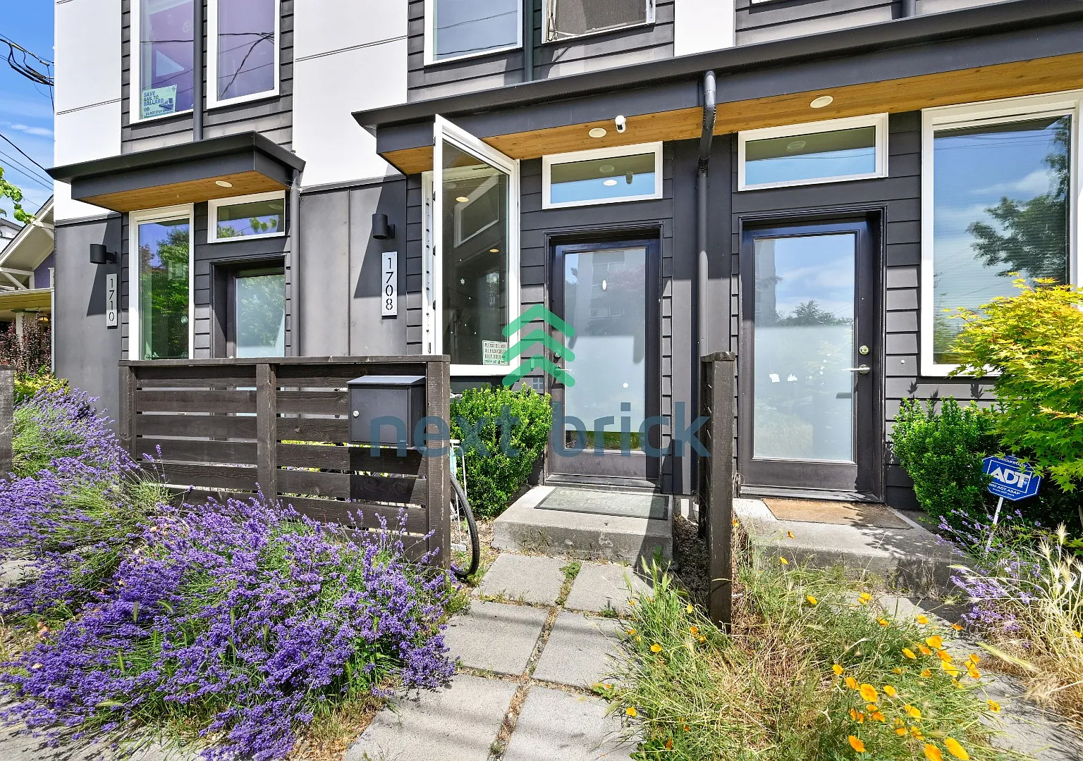 Spacious 3-Bedroom Townhouse in Seattle's Vibrant Heart 2 Full Baths & 1508 Sq Ft of Comfort! — Photo 2