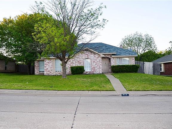3rd image of 613 Crescent Dr