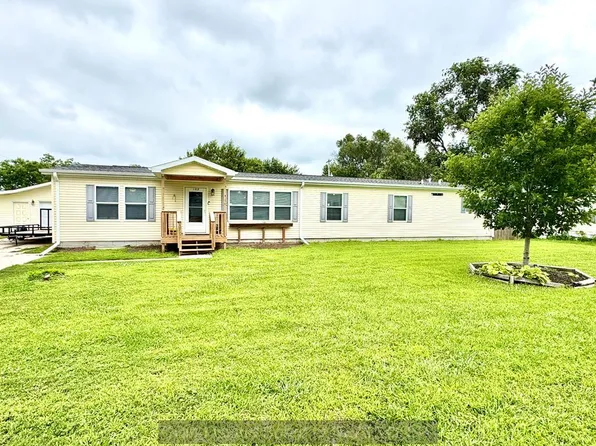 102 Hall St, Phillips, NE 68865