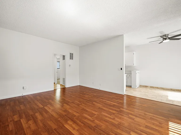 1252 Granville Ave #6 — Photo 1