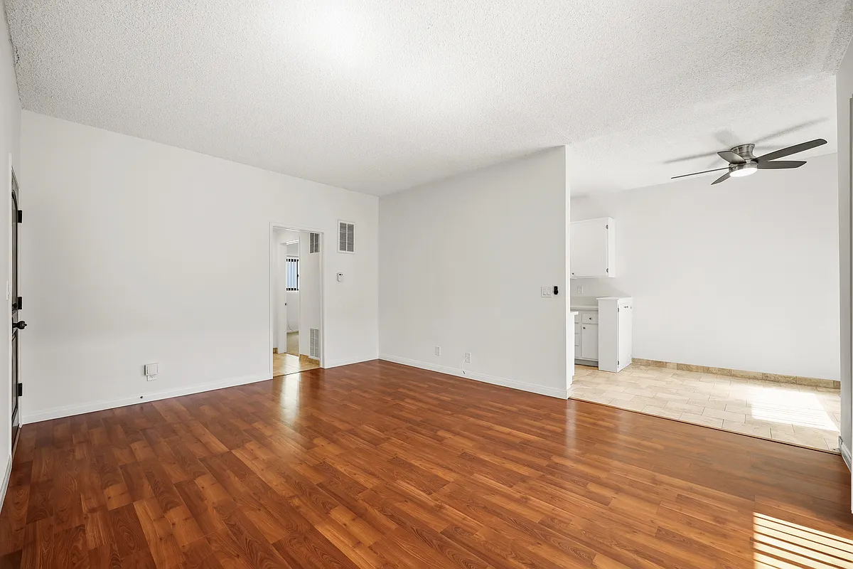 Building Photo - 1252 Granville Ave #6