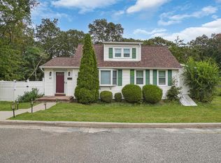 41 Lawrence St, Farmingdale, NY 11735