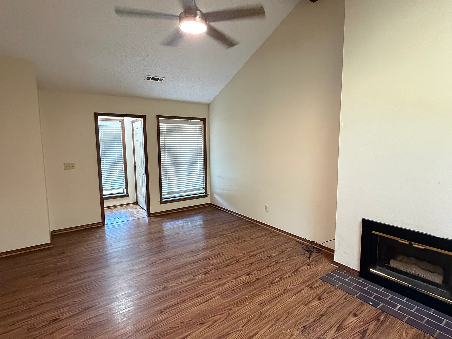 2 bed, 950 sqft, $1,000 — Photo 3