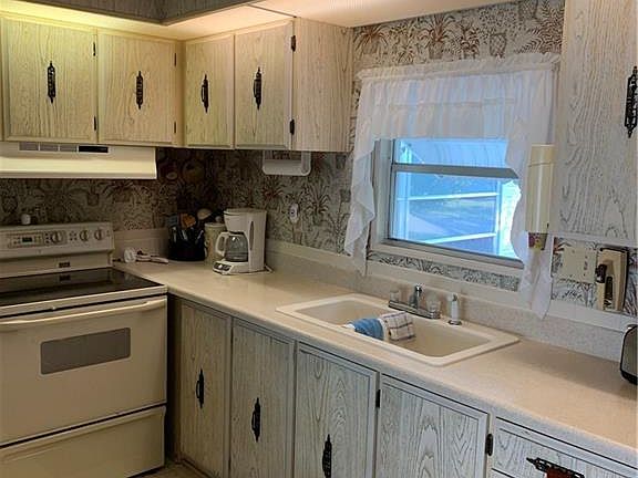 5th image of 27492 Pauline Dr