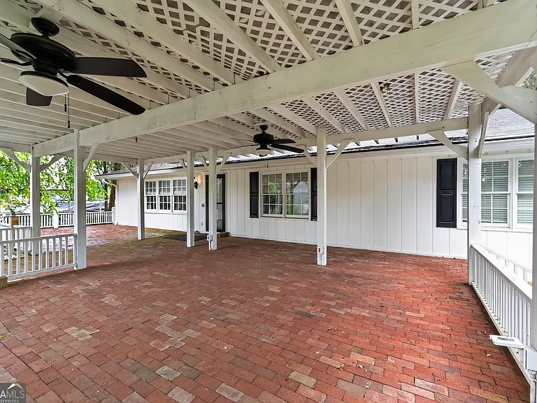 1455 Courtney Ln — Photo 2