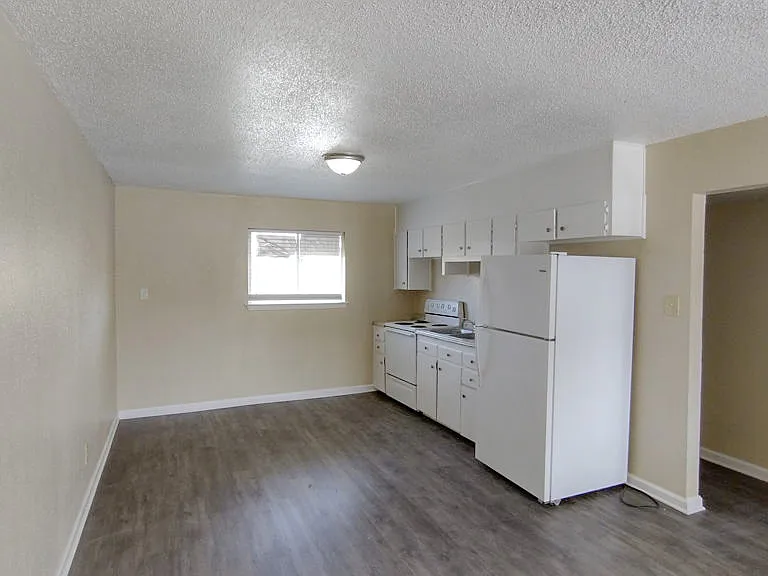 905 N Main St #6 — Photo 2
