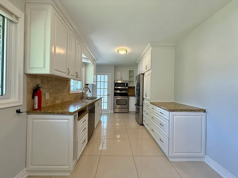 404 Grantham Ave — Photo 11