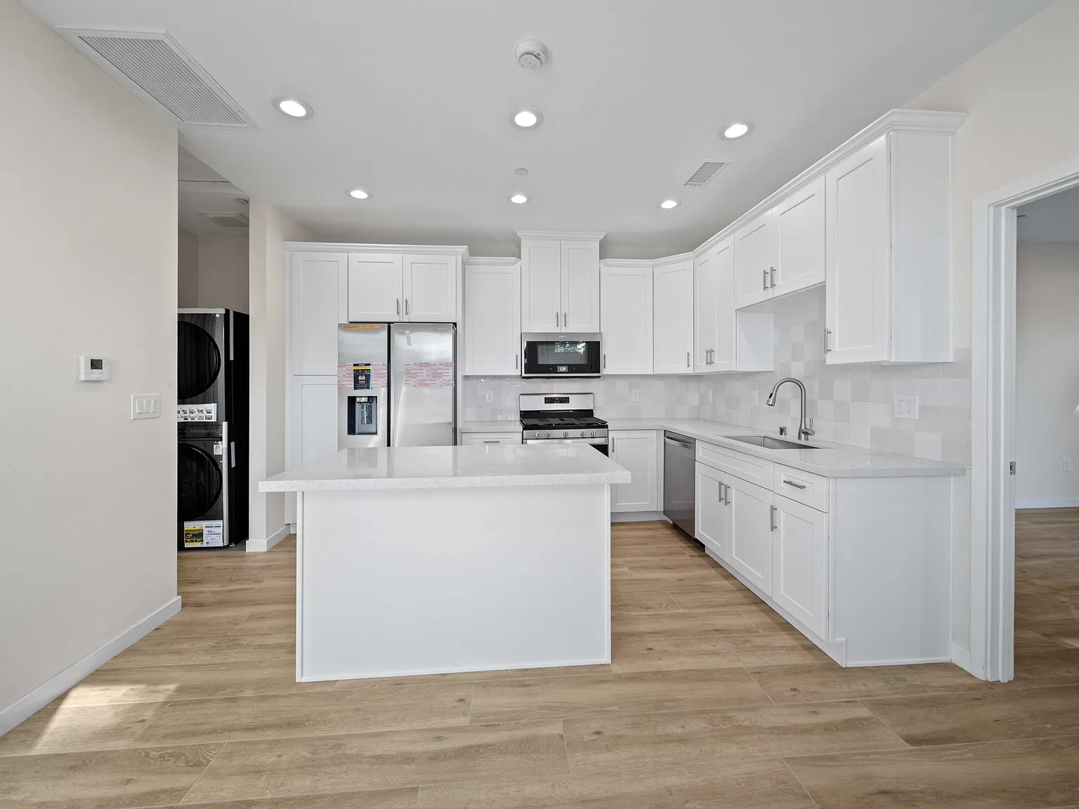 2 bed, 800 sqft, $2,700 — Photo 2