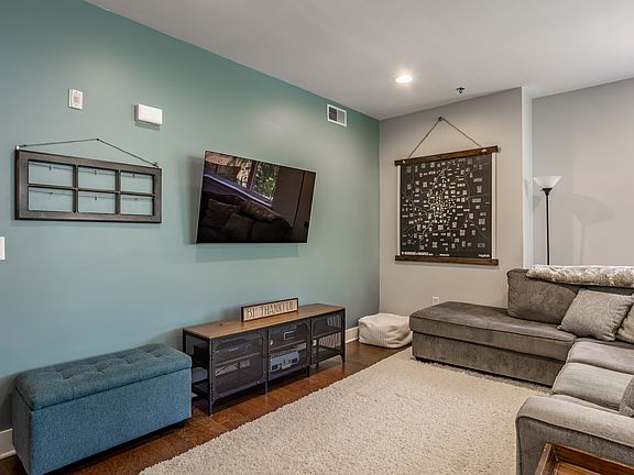 4th image of 622 E 10th St #205