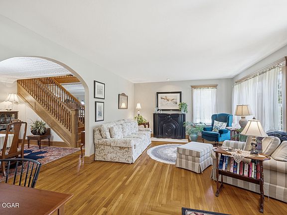 5th image of 2363 W Oak St
