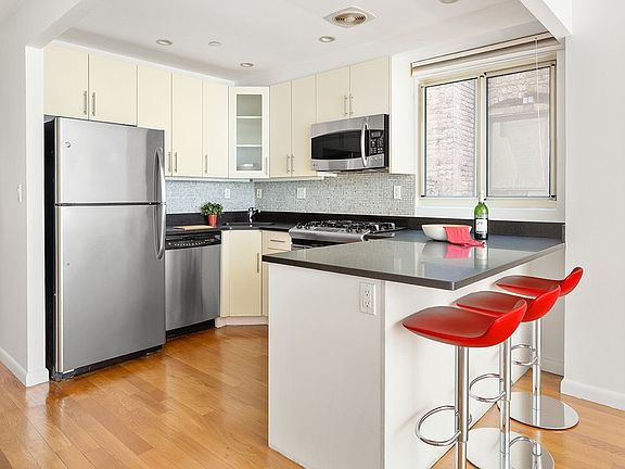 3rd image of 137 E 13th St Floor 5