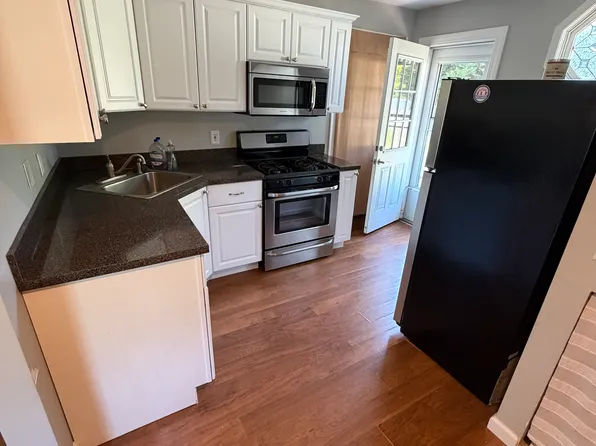 154 Adams St E #1, East Islip, NY 11730
