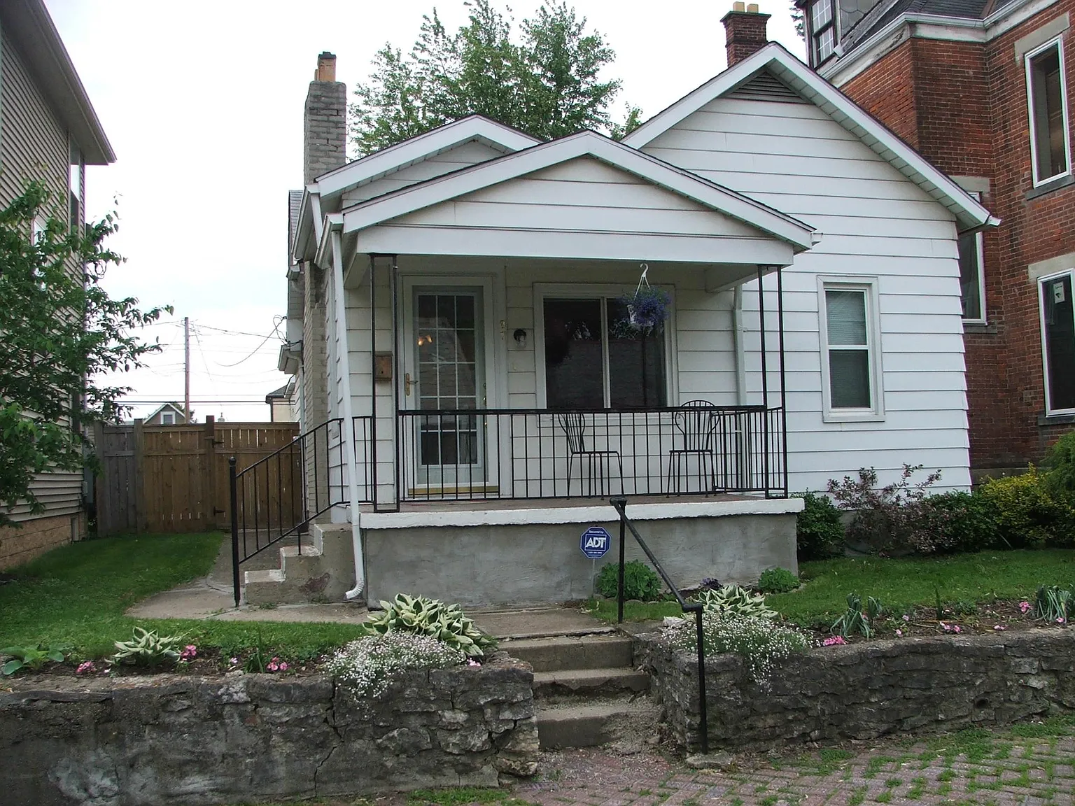 87 E Gates St photo 1