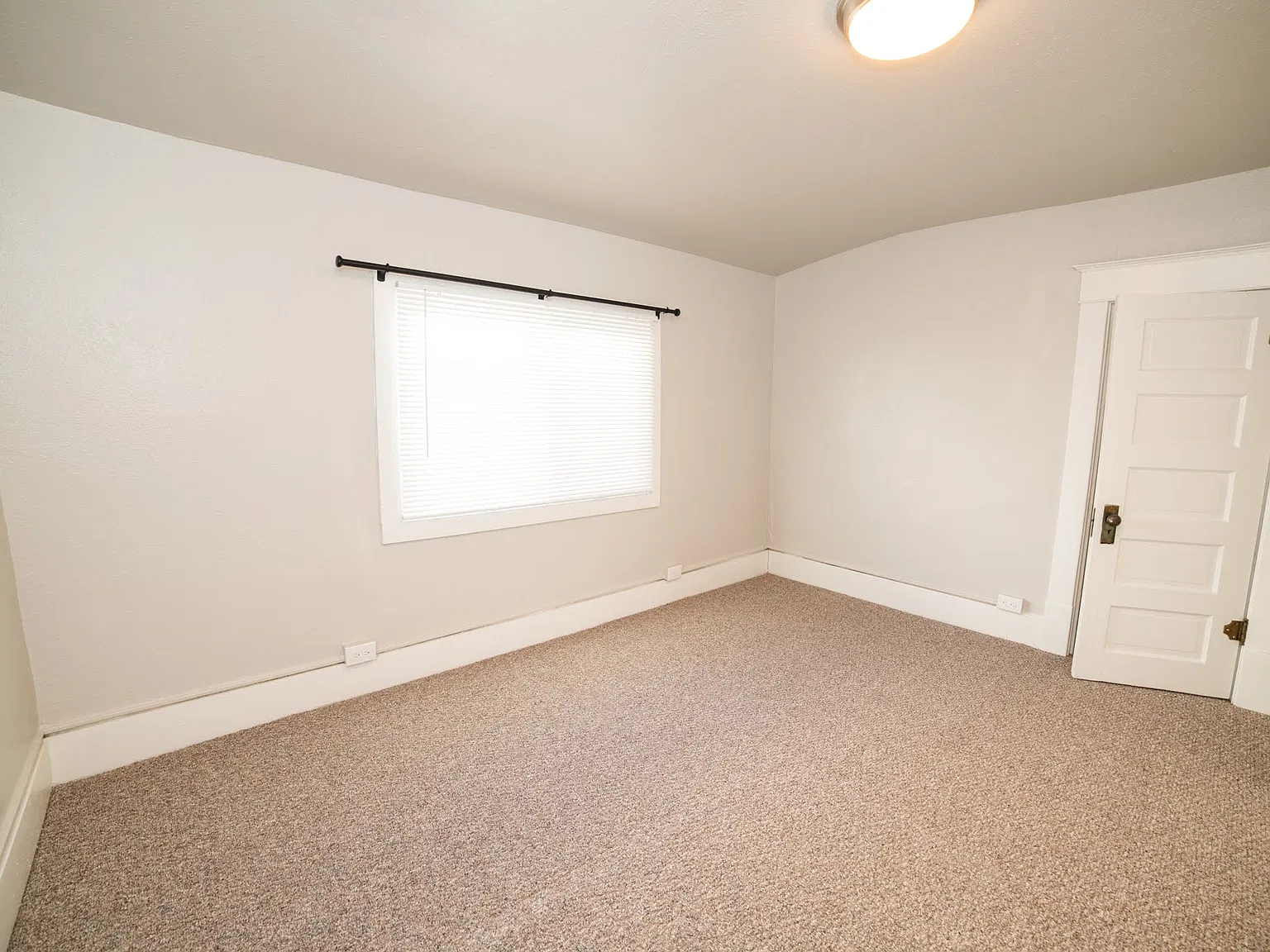 Updated Duplex, Upstairs Unit, 2 Bed/1 Bath — Photo 3
