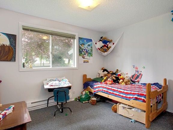 Good sized bedroom could be used as an office/den!