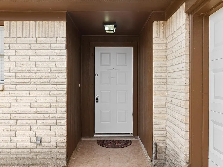 947 W Bertrand St — Photo 3