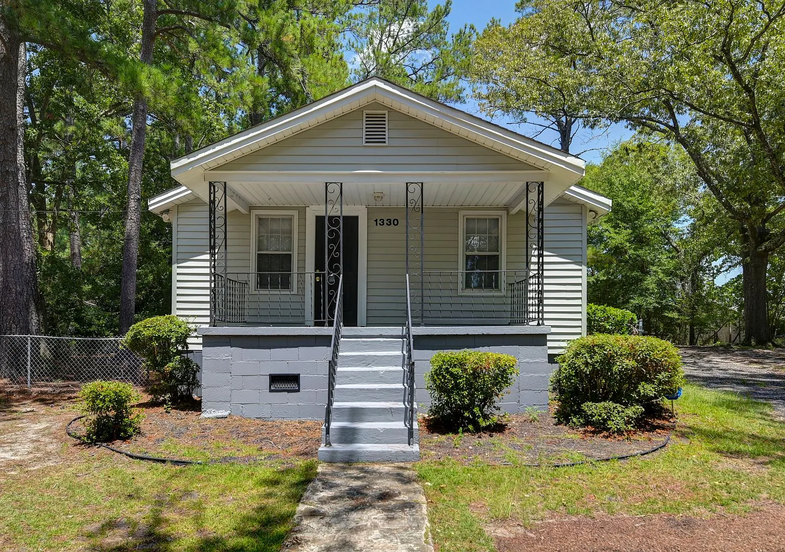 Charming 2 Bedroom Home, close to USC & located on a Large Lot! — Photo 1