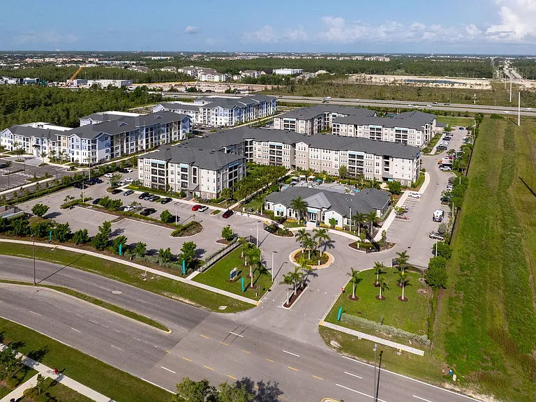 VIVE Apartments - Fort Myers, FL — Photo 11