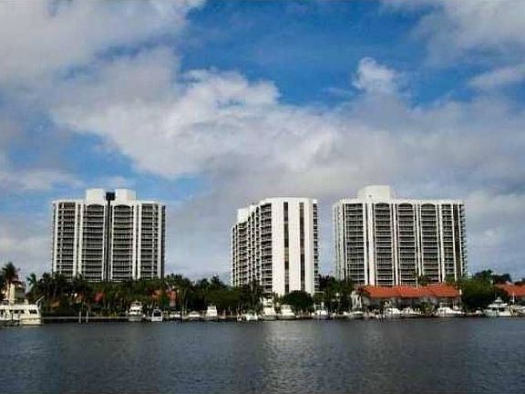 3rd image of 3600 Yacht Club Dr APT 102
