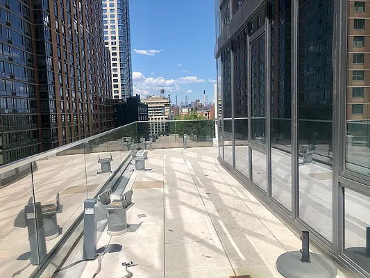 Rented by Red Apple Group | media 26