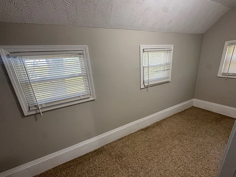 9611 Dunlap Ave — Photo 14