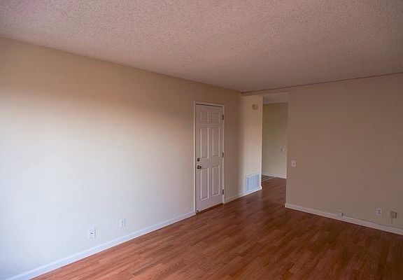 2nd image of 124 Valley Oak Ln
