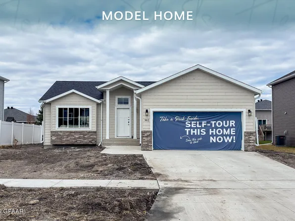 982 David Dr, Grand Forks, ND 58201