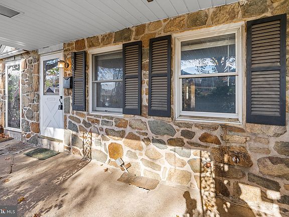 3rd image of 905 Woodlawn Ave