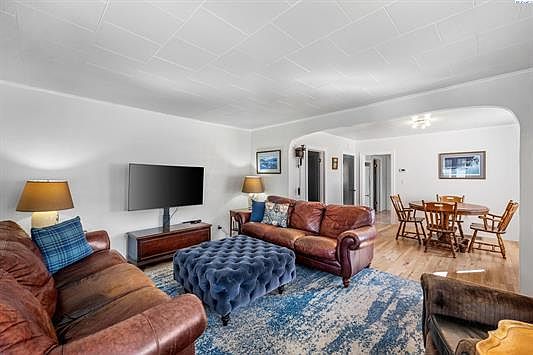 2nd image of 201 E Cooper St