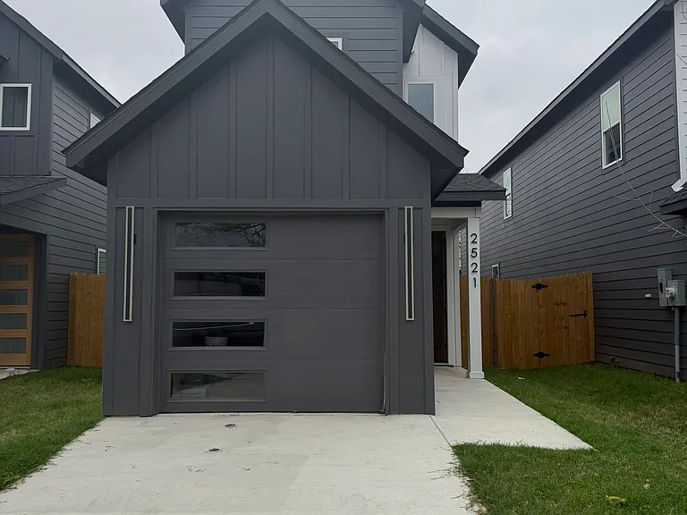 2521 Bethurum Ave — Photo 1