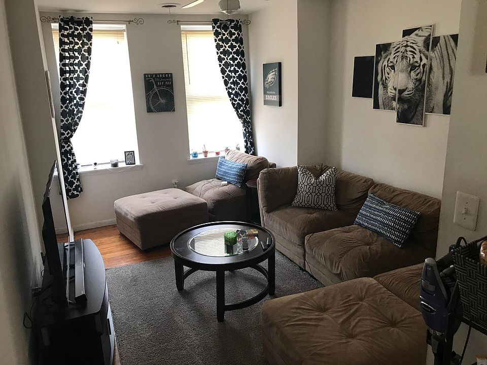 Furnished view of living room