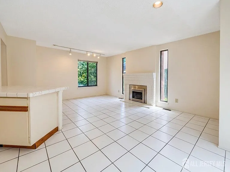 83 Sayre Dr — Photo 10