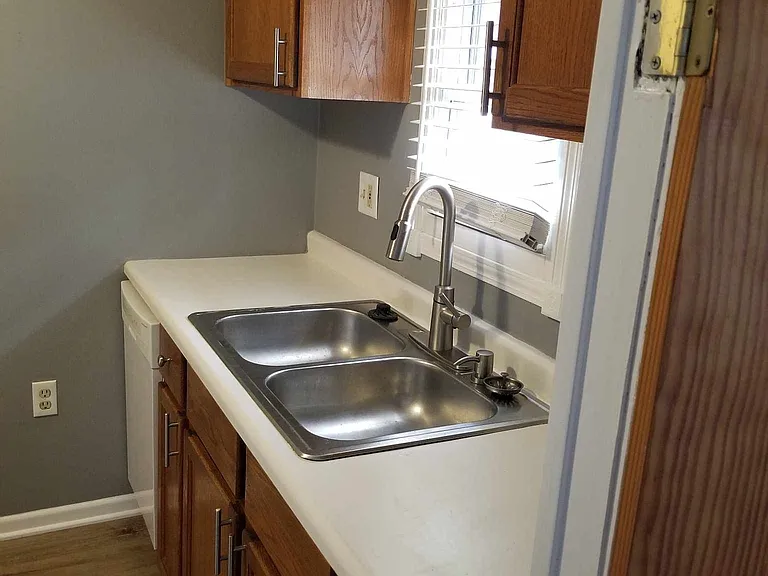 305 E Willow St — Photo 15