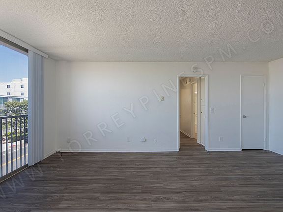 5th image of 3825 Riviera Dr #11